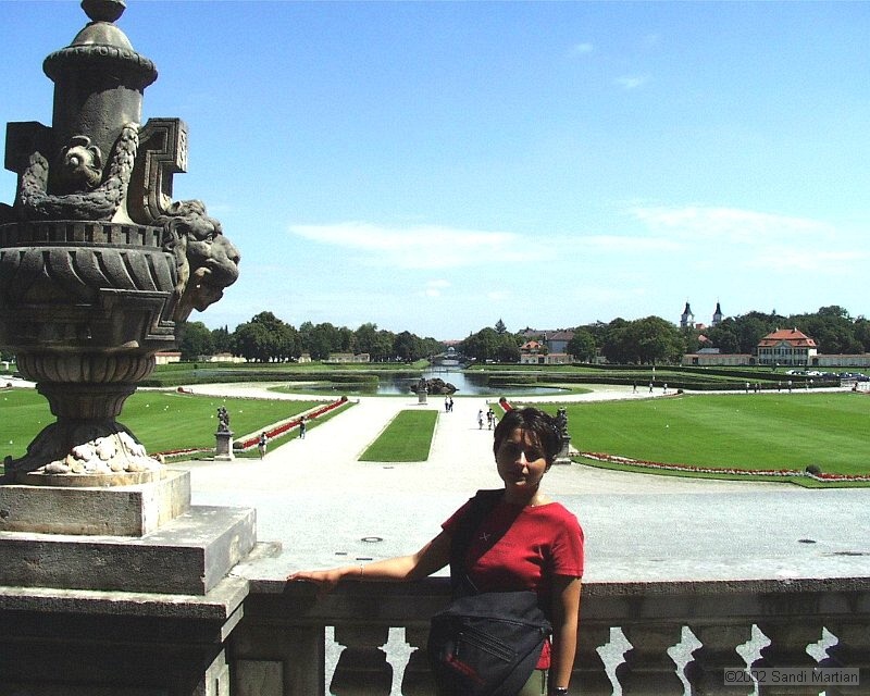 078.In_fata_castelului.jpg