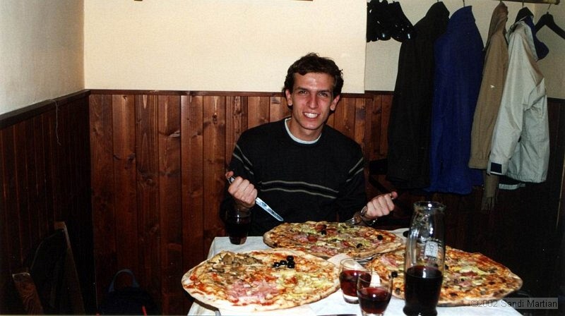 Cu_pizzele_pe_masa.jpg